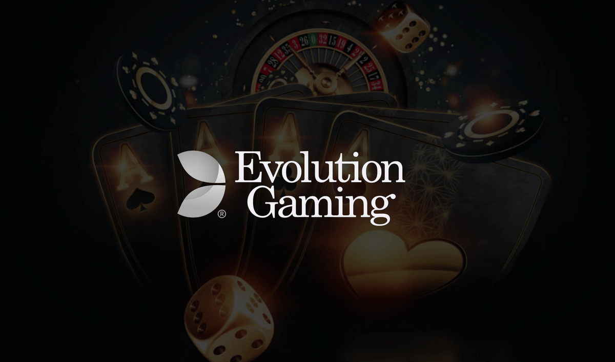 Gráfica promocional oscura de Evolution Gaming con una ruleta, fichas y dados; el logotipo blanco ocupa el centro.